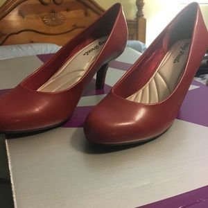 10w Easy Street burgundy heels